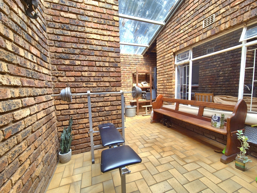 3 Bedroom Property for Sale in Larrendale Gauteng