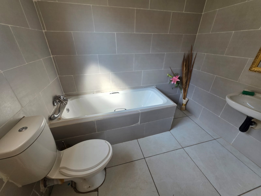 5 Bedroom Property for Sale in Three Rivers East Gauteng