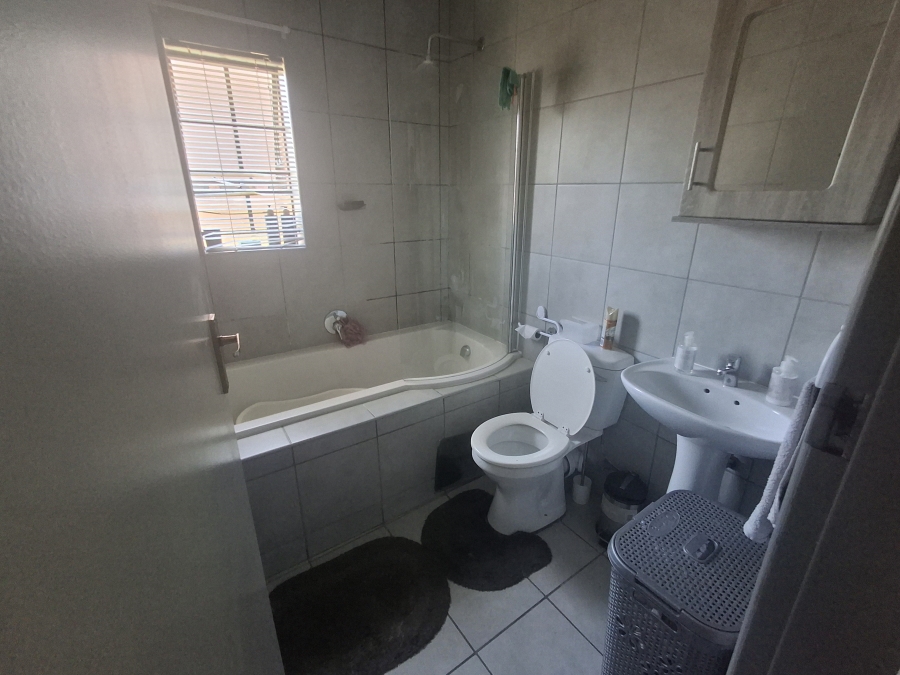 2 Bedroom Property for Sale in Heuweloord Gauteng