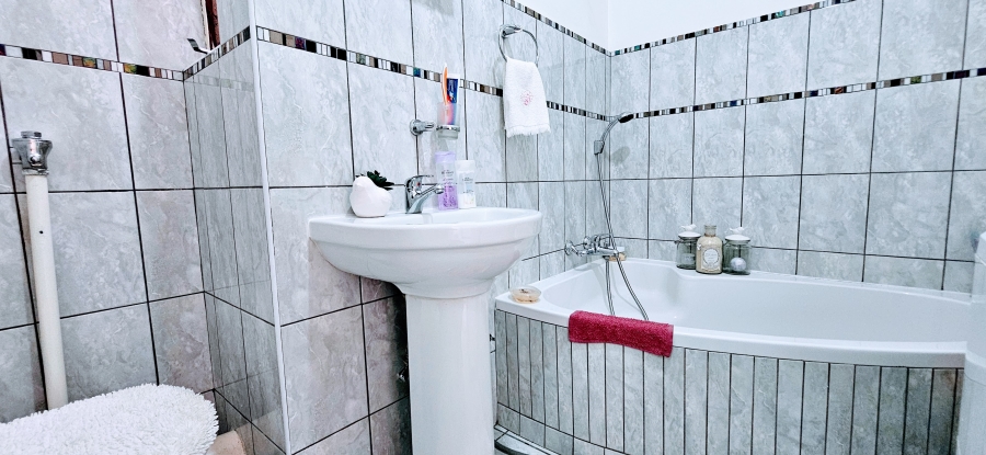 2 Bedroom Property for Sale in Three Rivers Proper Gauteng