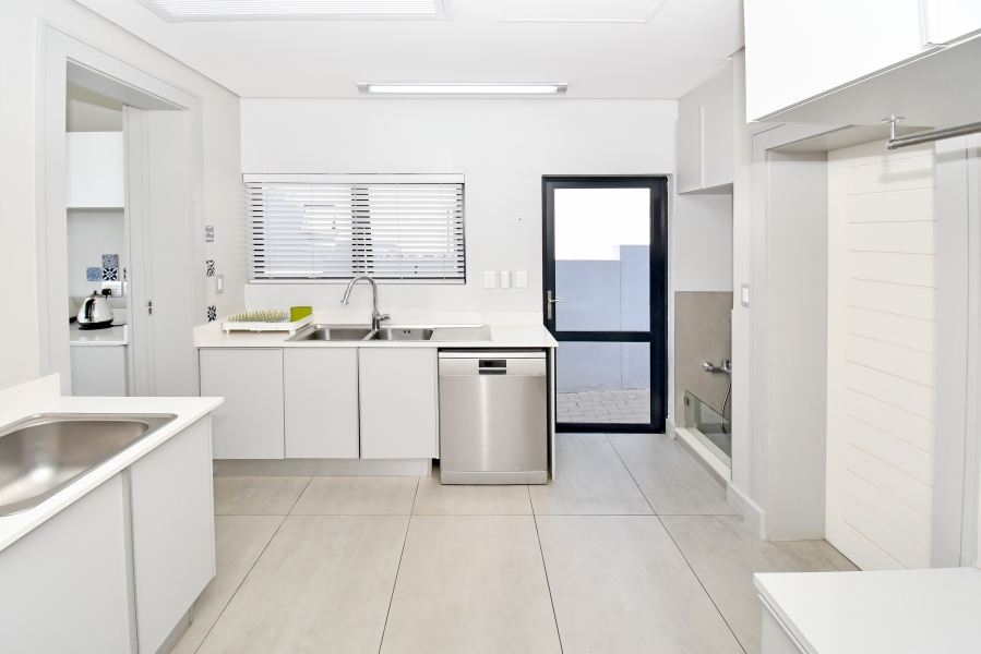 5 Bedroom Property for Sale in Copperleaf Estate Gauteng