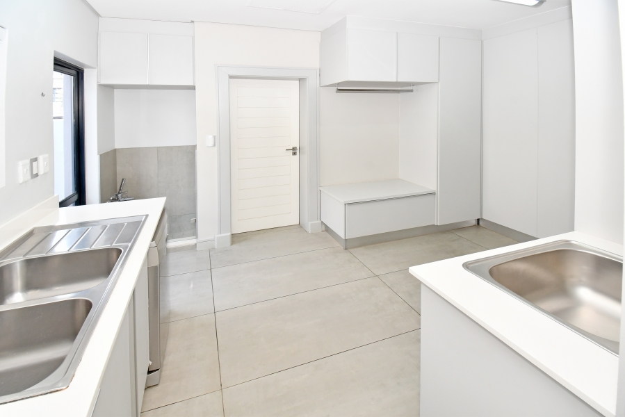 5 Bedroom Property for Sale in Copperleaf Estate Gauteng