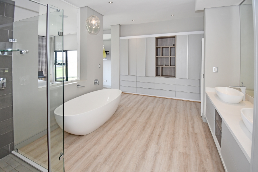 5 Bedroom Property for Sale in Copperleaf Estate Gauteng