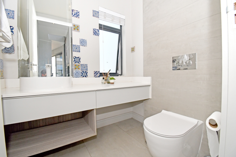 5 Bedroom Property for Sale in Copperleaf Estate Gauteng