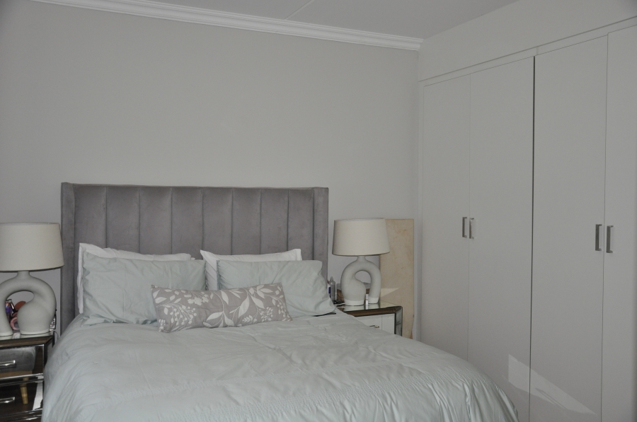 1 Bedroom Property for Sale in Rooihuiskraal North Gauteng