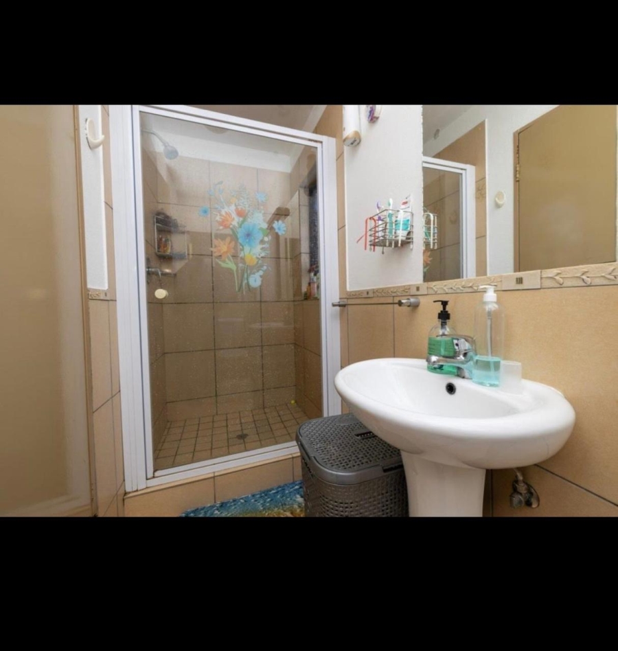 2 Bedroom Property for Sale in Vorna Valley Gauteng