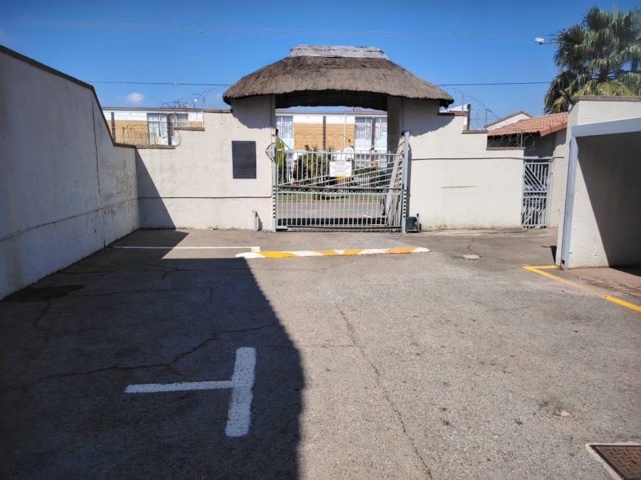 2 Bedroom Property for Sale in Greenhills Gauteng