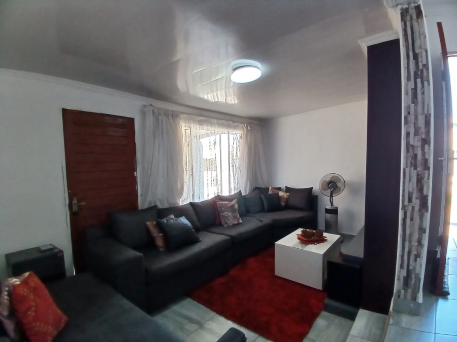 2 Bedroom Property for Sale in Mohlakeng Gauteng