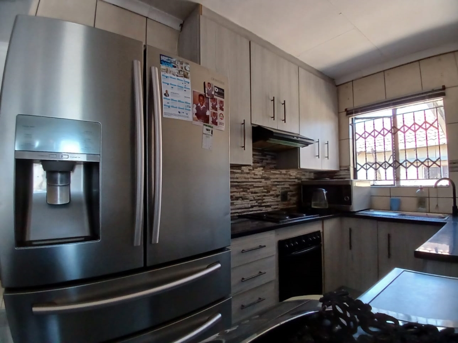 2 Bedroom Property for Sale in Mohlakeng Gauteng