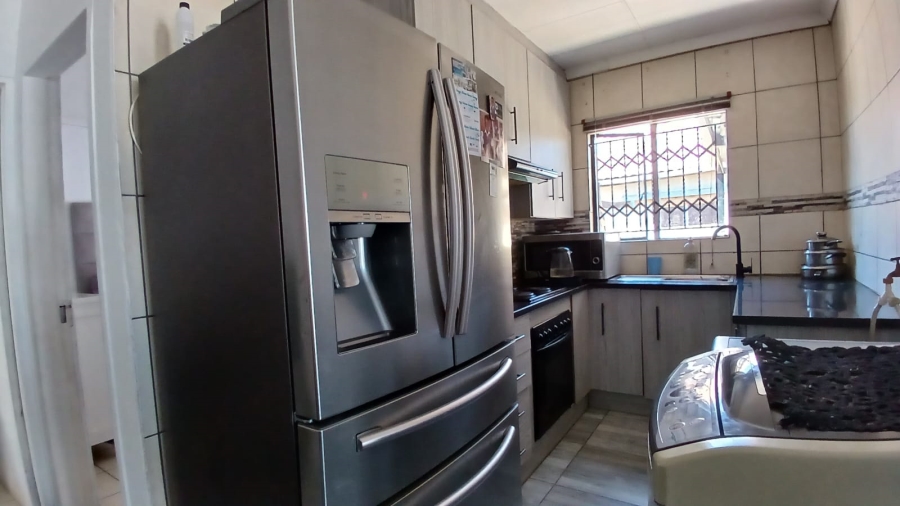 2 Bedroom Property for Sale in Mohlakeng Gauteng