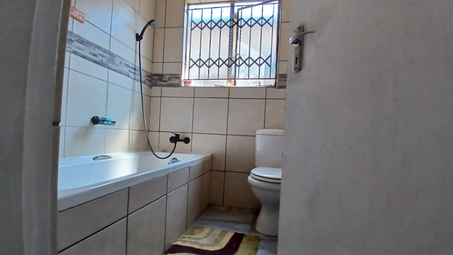 2 Bedroom Property for Sale in Mohlakeng Gauteng