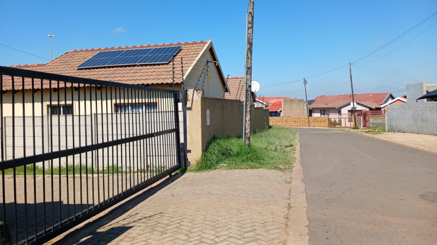 2 Bedroom Property for Sale in Mohlakeng Gauteng