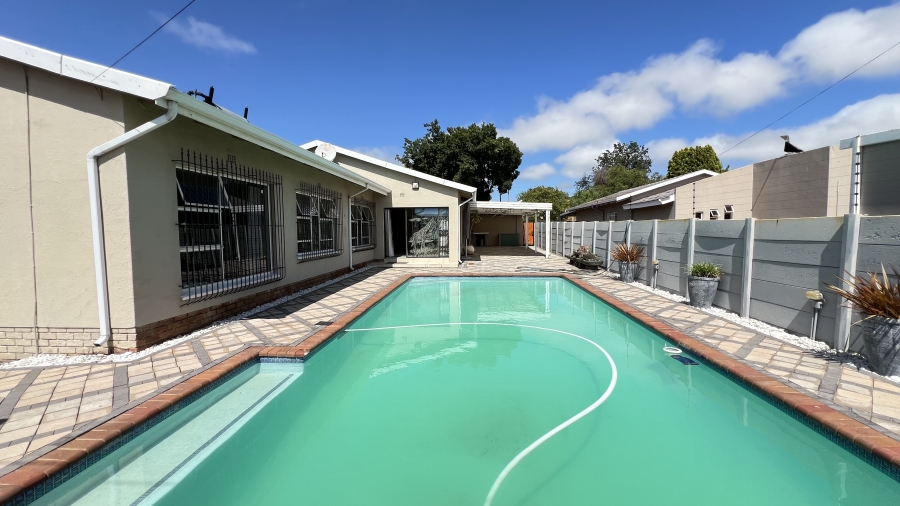 4 Bedroom Property for Sale in Helikonpark Gauteng