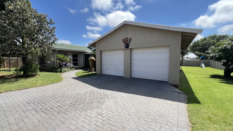 4 Bedroom Property for Sale in Helikonpark Gauteng