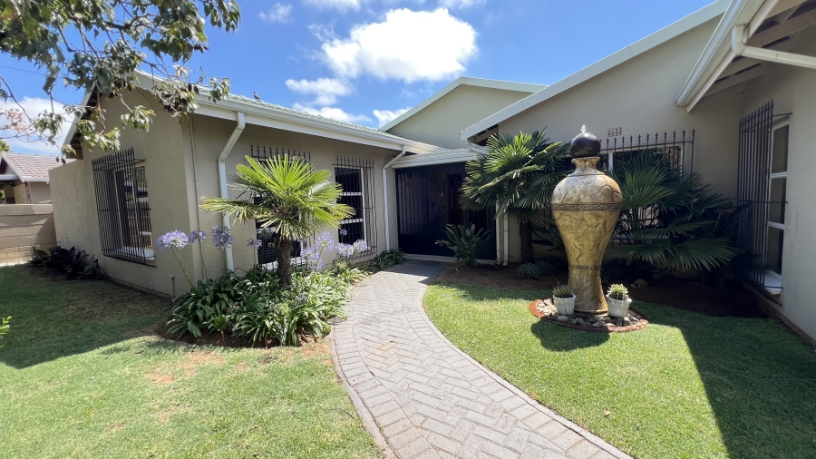 4 Bedroom Property for Sale in Helikonpark Gauteng