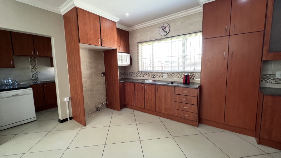 4 Bedroom Property for Sale in Helikonpark Gauteng