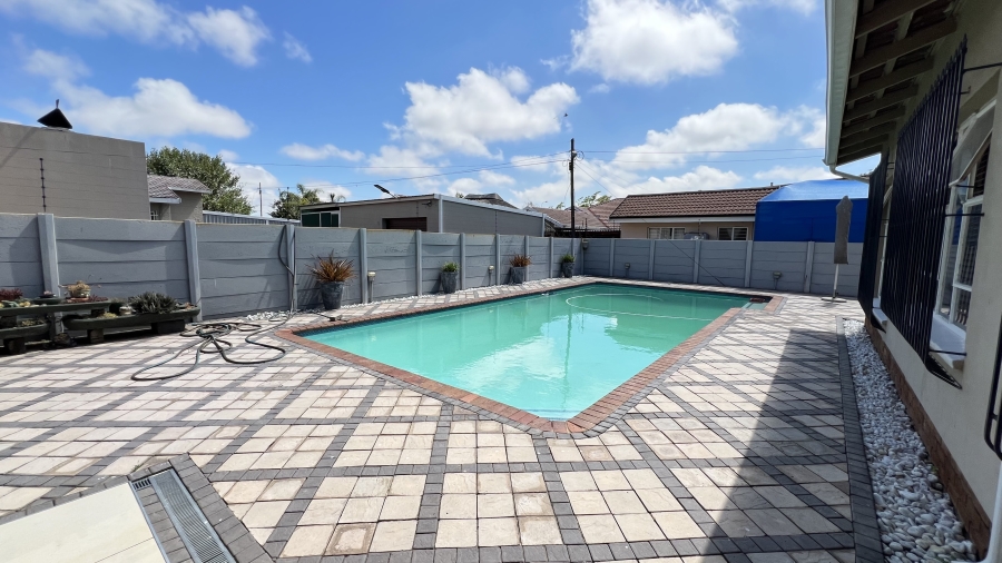 4 Bedroom Property for Sale in Helikonpark Gauteng