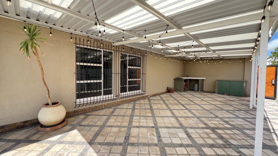 4 Bedroom Property for Sale in Helikonpark Gauteng