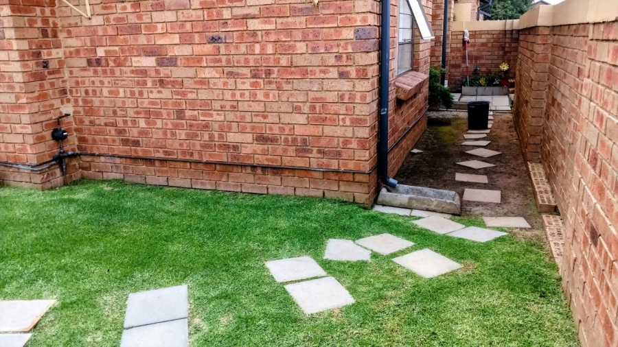 2 Bedroom Property for Sale in Noordheuwel Gauteng
