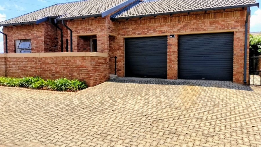 2 Bedroom Property for Sale in Noordheuwel Gauteng