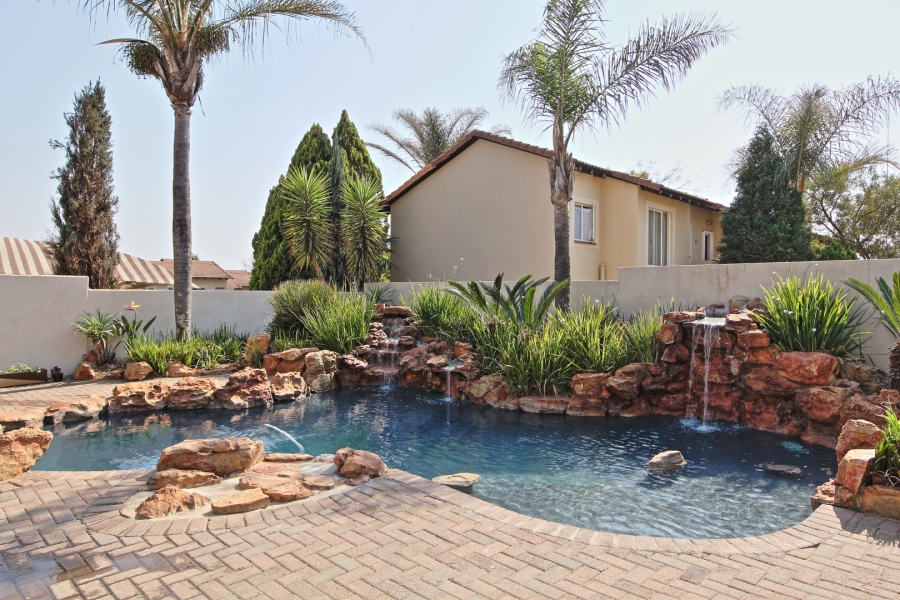 2 Bedroom Property for Sale in Lonehill Gauteng