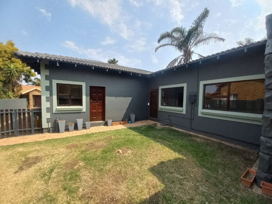 To Let 3 Bedroom Property for Rent in Sonneveld Gauteng