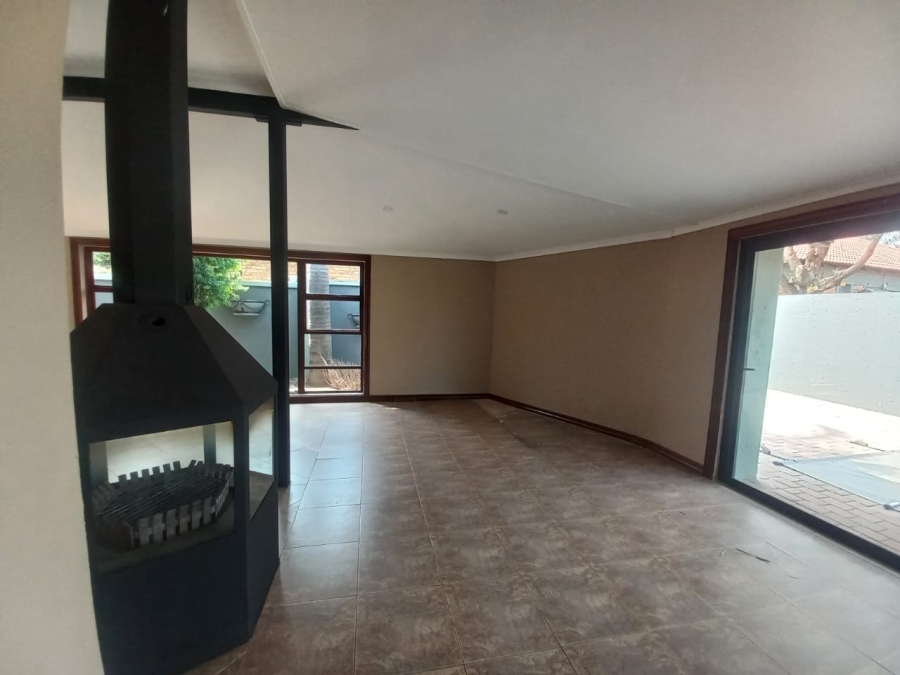To Let 3 Bedroom Property for Rent in Sonneveld Gauteng