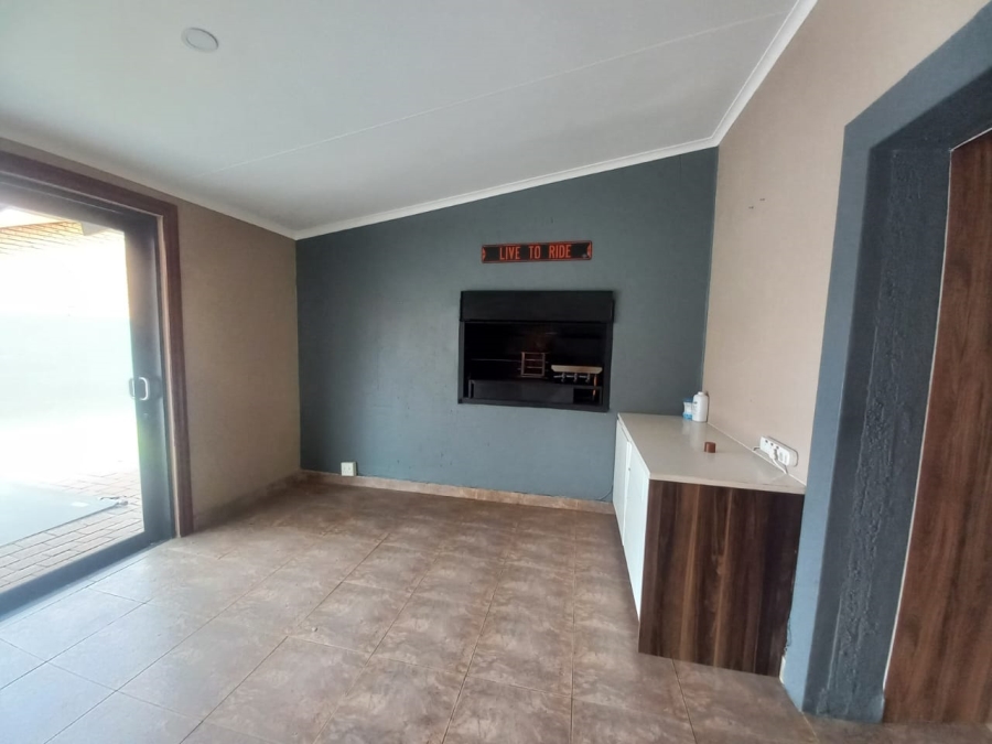 To Let 3 Bedroom Property for Rent in Sonneveld Gauteng