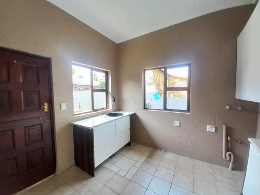 To Let 3 Bedroom Property for Rent in Sonneveld Gauteng