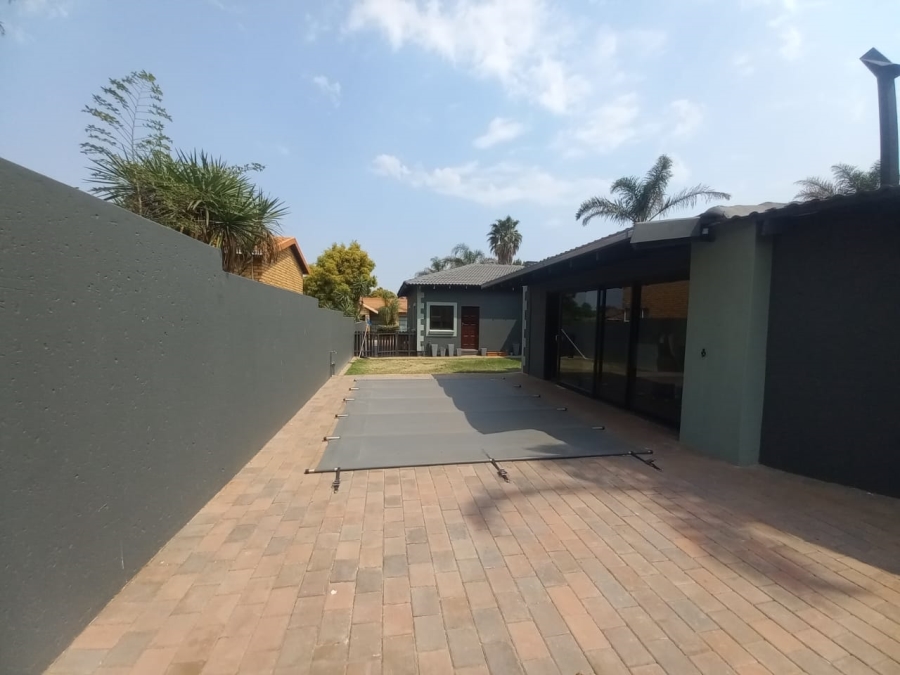To Let 3 Bedroom Property for Rent in Sonneveld Gauteng