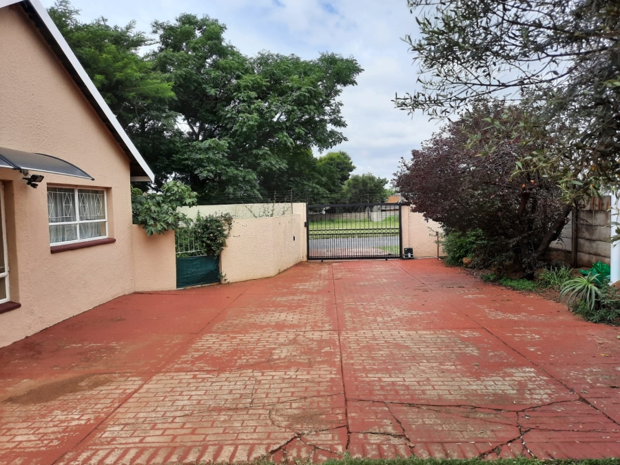 To Let 1 Bedroom Property for Rent in Brackenhurst Gauteng