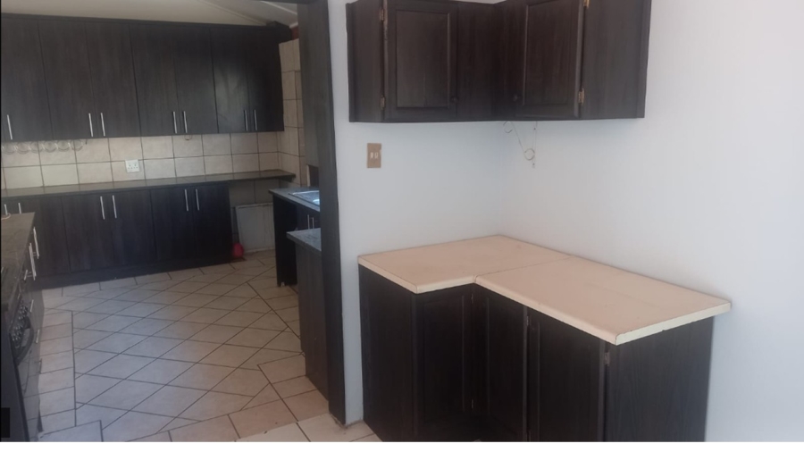 To Let 3 Bedroom Property for Rent in Kenmare Gauteng