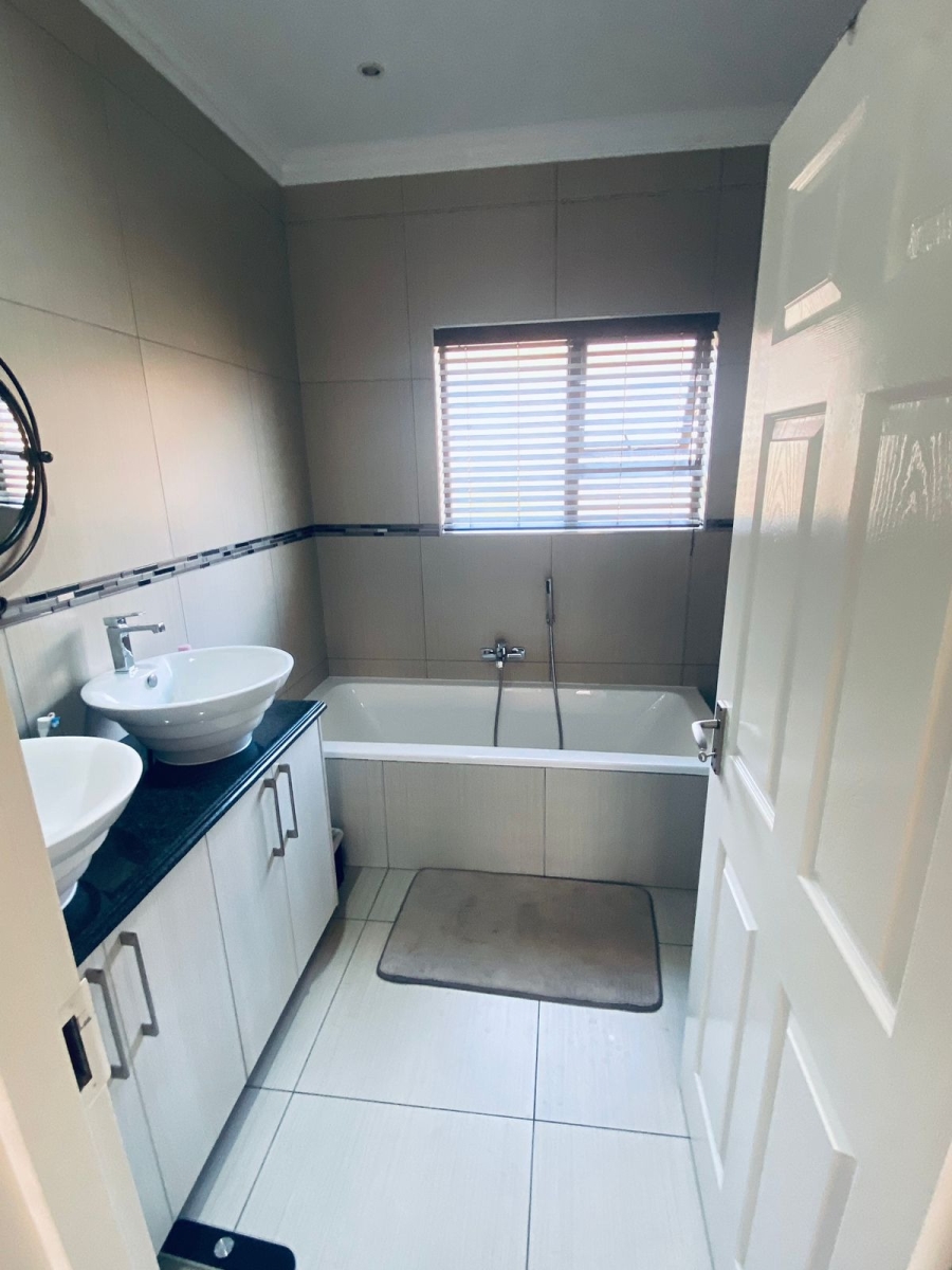 To Let 3 Bedroom Property for Rent in New Redruth Gauteng