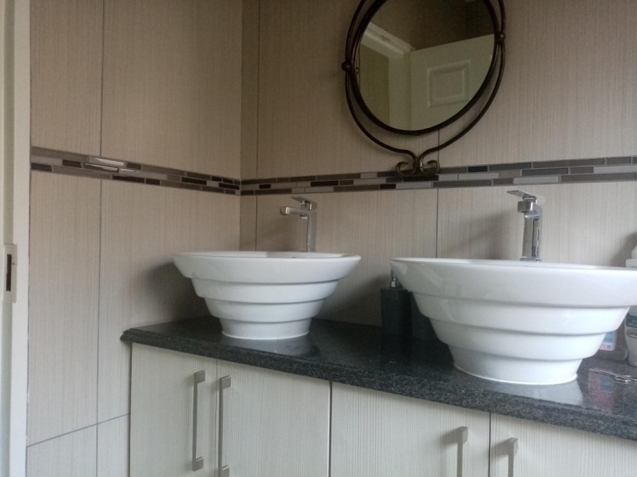 To Let 3 Bedroom Property for Rent in New Redruth Gauteng