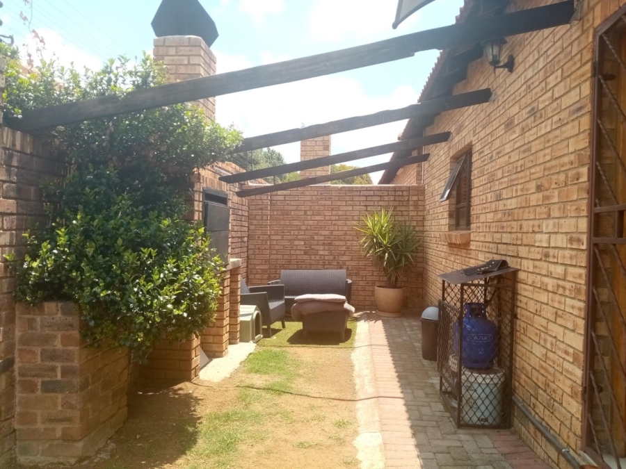 To Let 3 Bedroom Property for Rent in New Redruth Gauteng
