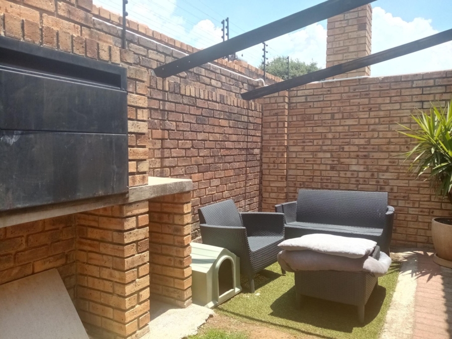 To Let 3 Bedroom Property for Rent in New Redruth Gauteng