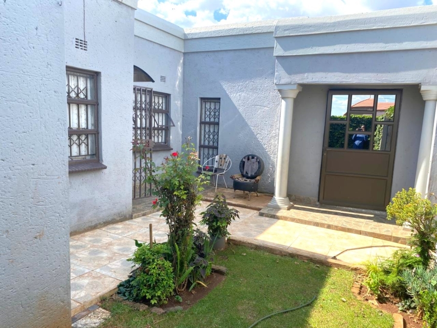 6 Bedroom Property for Sale in Zonkezizwe Gauteng