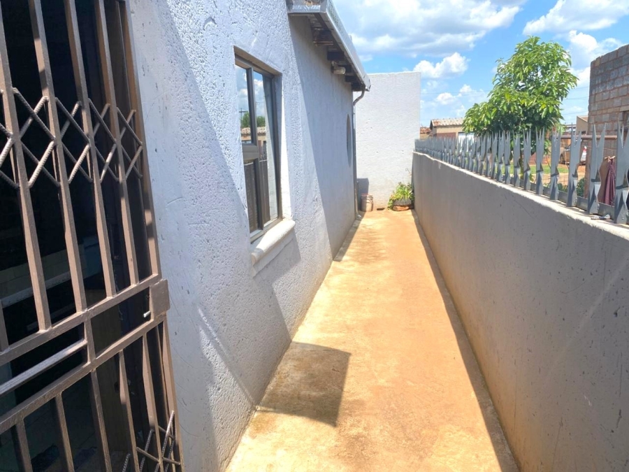 6 Bedroom Property for Sale in Zonkezizwe Gauteng