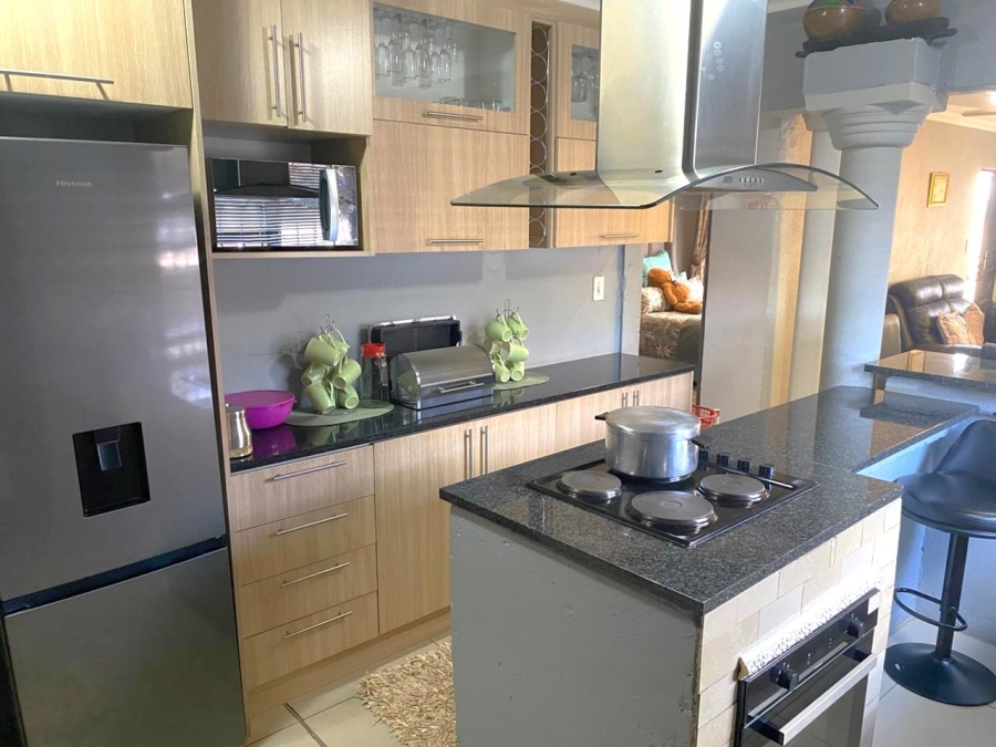 6 Bedroom Property for Sale in Zonkezizwe Gauteng