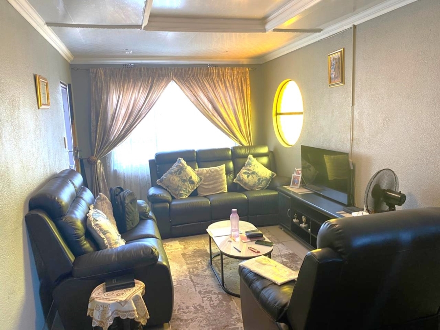 6 Bedroom Property for Sale in Zonkezizwe Gauteng