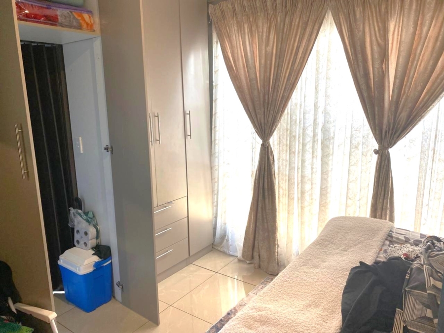6 Bedroom Property for Sale in Zonkezizwe Gauteng