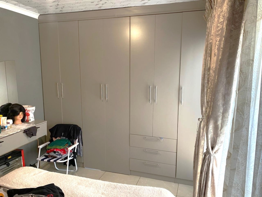 6 Bedroom Property for Sale in Zonkezizwe Gauteng