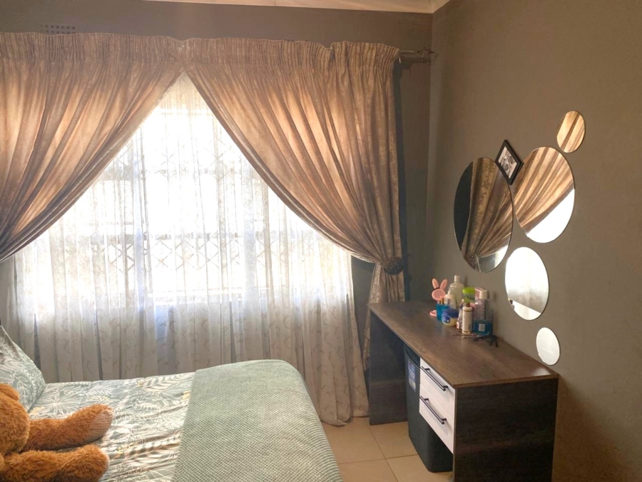 6 Bedroom Property for Sale in Zonkezizwe Gauteng