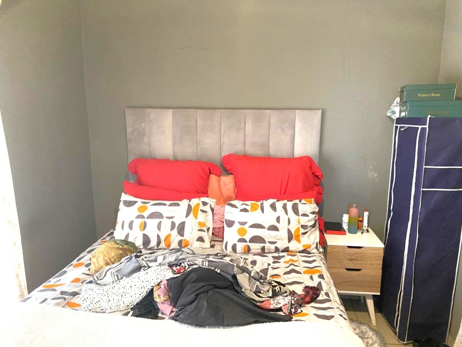 6 Bedroom Property for Sale in Zonkezizwe Gauteng