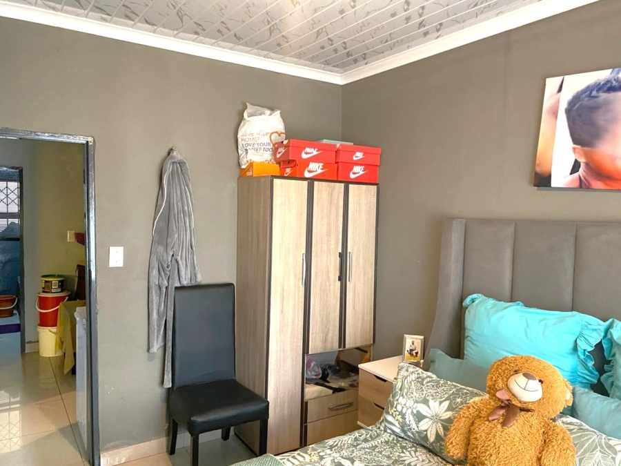 6 Bedroom Property for Sale in Zonkezizwe Gauteng