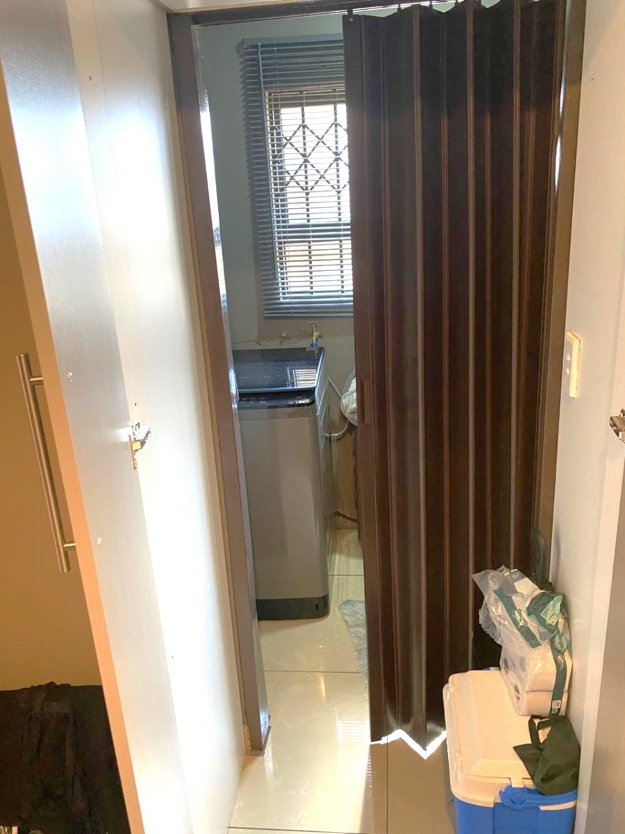 6 Bedroom Property for Sale in Zonkezizwe Gauteng