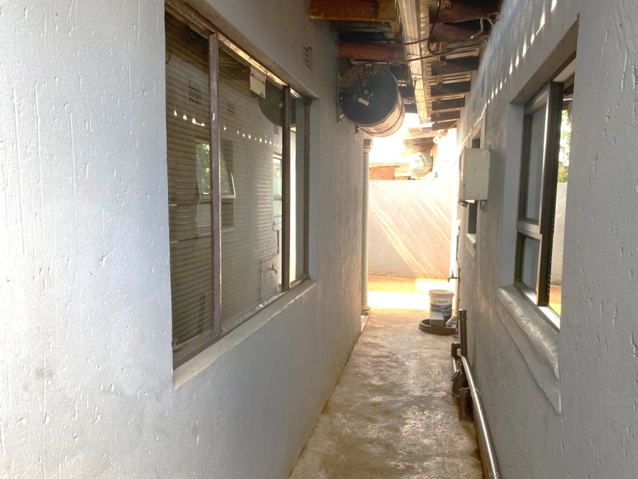 6 Bedroom Property for Sale in Zonkezizwe Gauteng