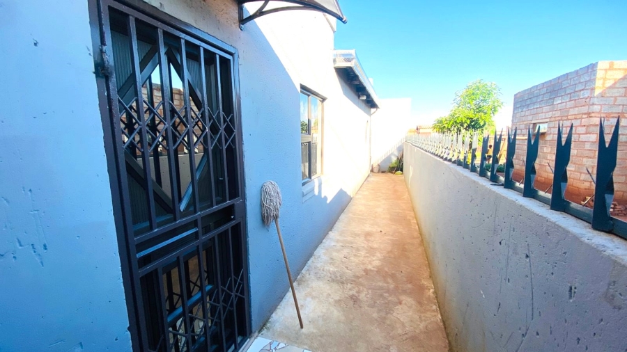 6 Bedroom Property for Sale in Zonkezizwe Gauteng