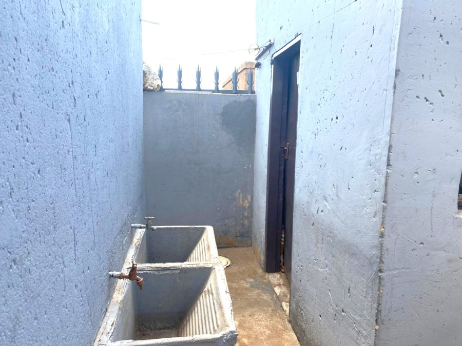 6 Bedroom Property for Sale in Zonkezizwe Gauteng