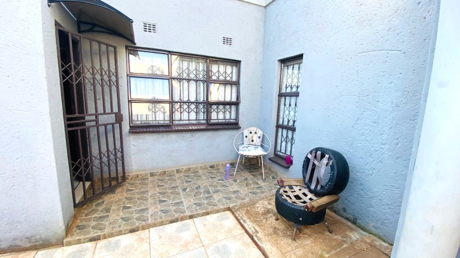 6 Bedroom Property for Sale in Zonkezizwe Gauteng